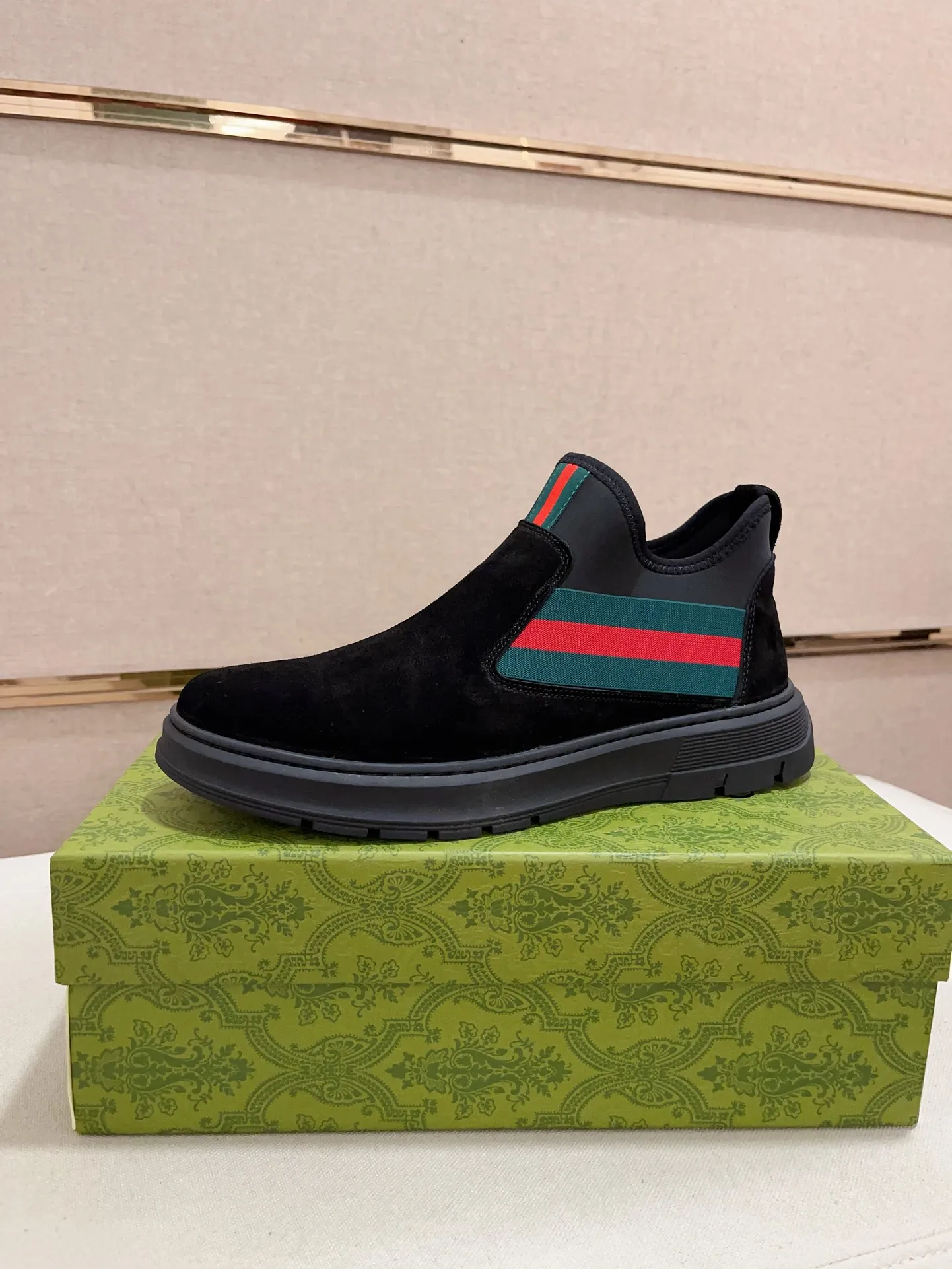 Factory price 480💰 (sheepskin lining * velvet lining optional! Can be made without label) High-quality new GUCCI (Gucci) counters will be launched simultaneously. The new men's shoes and 😘fabric are made of high-tech glue-spraying technology. Lining: sheepskin lining* velvet lining. 👍🏿 High-end ☄️ air-cushion molded anti-slip rubber outsole, exquisite lines, simple and elegant, comfortable and high-end for leisure travel. Code number: 38 to 44 (45 can be customized and cannot be returned or exchanged)